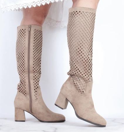 Beżowe zamszowe kozaki na obcasie ażurowe na wiosnę Jezzi