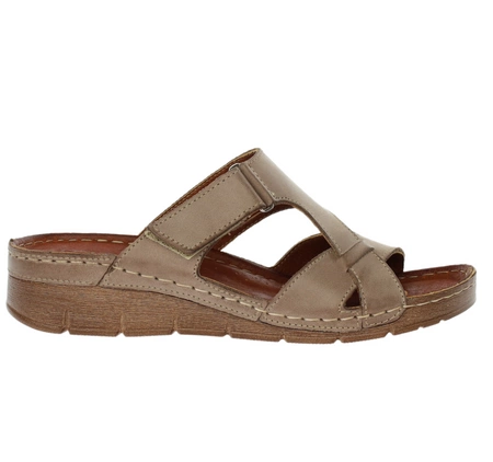 Brązowe klapki skórzane komfortowe na niskiej koturnie Gino Fabiani - Produkt Polski