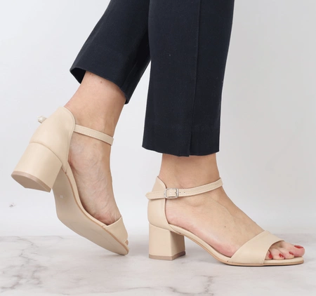 Beżowe sandały damskie na niskim obcasie z zakrytą piętą Azali - Produkt Polski