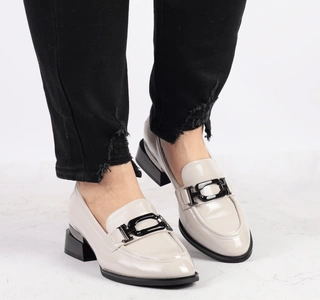 Szare lakierowane półbuty damskie eleganckie wsuwane VINCEZA