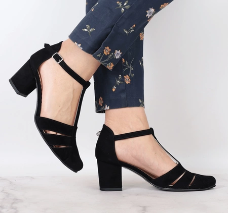 Czarne sandały na obcasie z paskiem w literę T zabudowane palce i pięta Azali - Produkt Polski