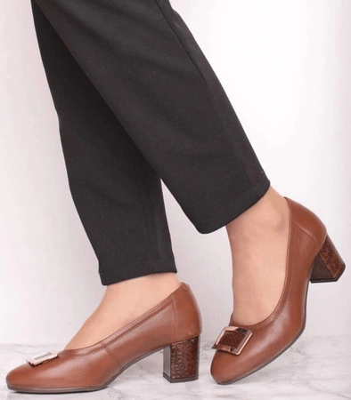 Brązowe skórzane czółenka damskie na obcasie szyte w Polsce od Gino Fabiani