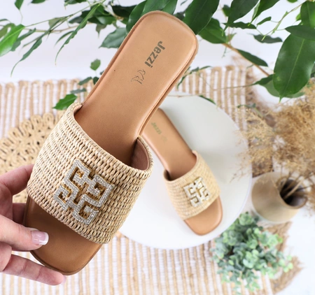Eleganckie plecione klapki płaskie z kwadratowym przodem Jezzi