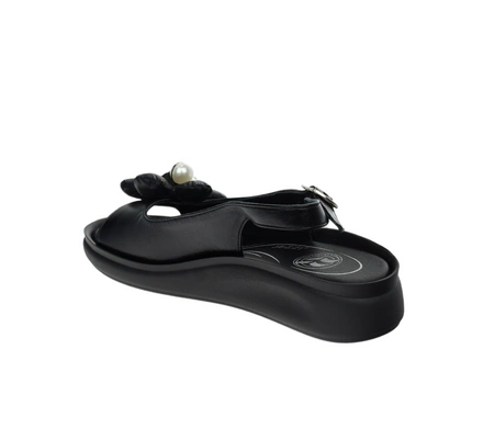 Czarne eleganckie sandały damskie płaskie z biżuterią Jezzi