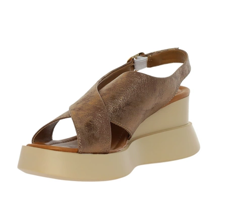 Komfortowe i modne sandały na koturnie i platformie Jezzi