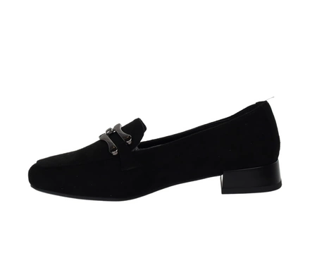 Czarne zamszowe półbuty damskie eleganckie na płaskim obcasie z klamrą Jezzi