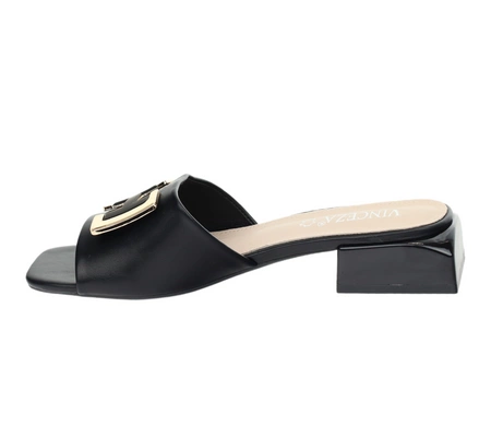 Czarne eleganckie klapki damskie z klamrą na niskim obcasie VINCEZA