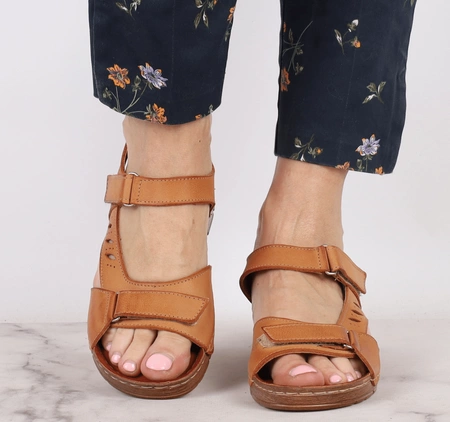 Brązowe sandały na niskiej koturnie ze skóry naturalnej POLSKIE Gino Fabiani