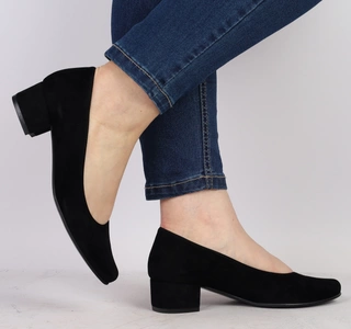 Czarne zamszowe na niskim szerokim obcasie od Azali