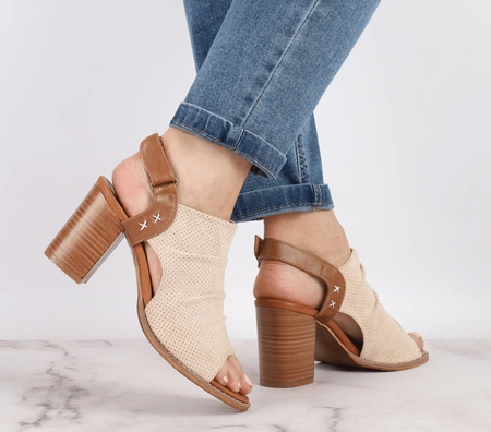 Modne sandały damskie na drewnianym słupku Jezzi