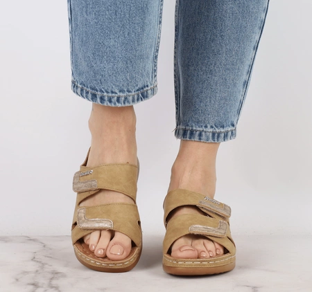 Profilowane klapki damskie na rzepy i grubej podeszwie Jezzi