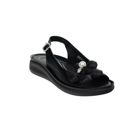 Czarne eleganckie sandały damskie płaskie z biżuterią Jezzi