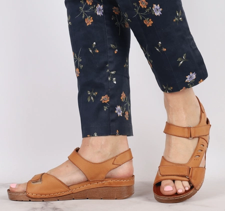 Brązowe sandały na niskiej koturnie ze skóry naturalnej POLSKIE Gino Fabiani