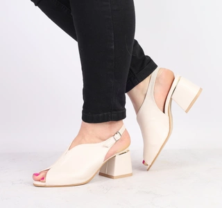 Modne i eleganckie sandały beżowe na obcasie zabudowane AZALI