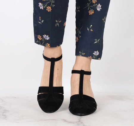 Czarne sandały na obcasie z paskiem w literę T zabudowane palce i pięta Azali - Produkt Polski