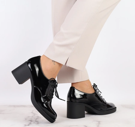 Czarne lakierowane półbuty damskie na obcadie i platformie sznurowane Jezzi