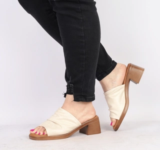 Wygodne i eleganckie klapki damskie na niskim obcasie Jezzi