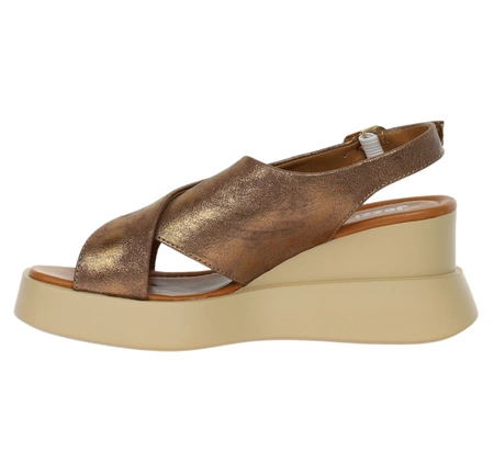 Komfortowe i modne sandały na koturnie i platformie Jezzi