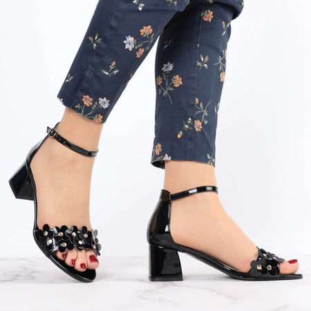 Czarne lakierowane sandały na niskim obcasie z kwiatkami Daisy od Azali