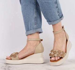 Beżowe sandały z kwiatkami na koturnie i platformie Jezzi