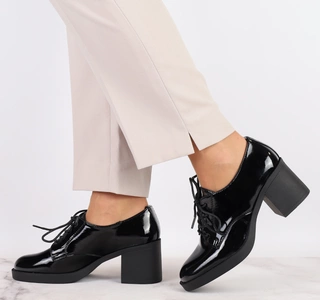 Czarne lakierowane półbuty damskie na obcadie i platformie sznurowane Jezzi